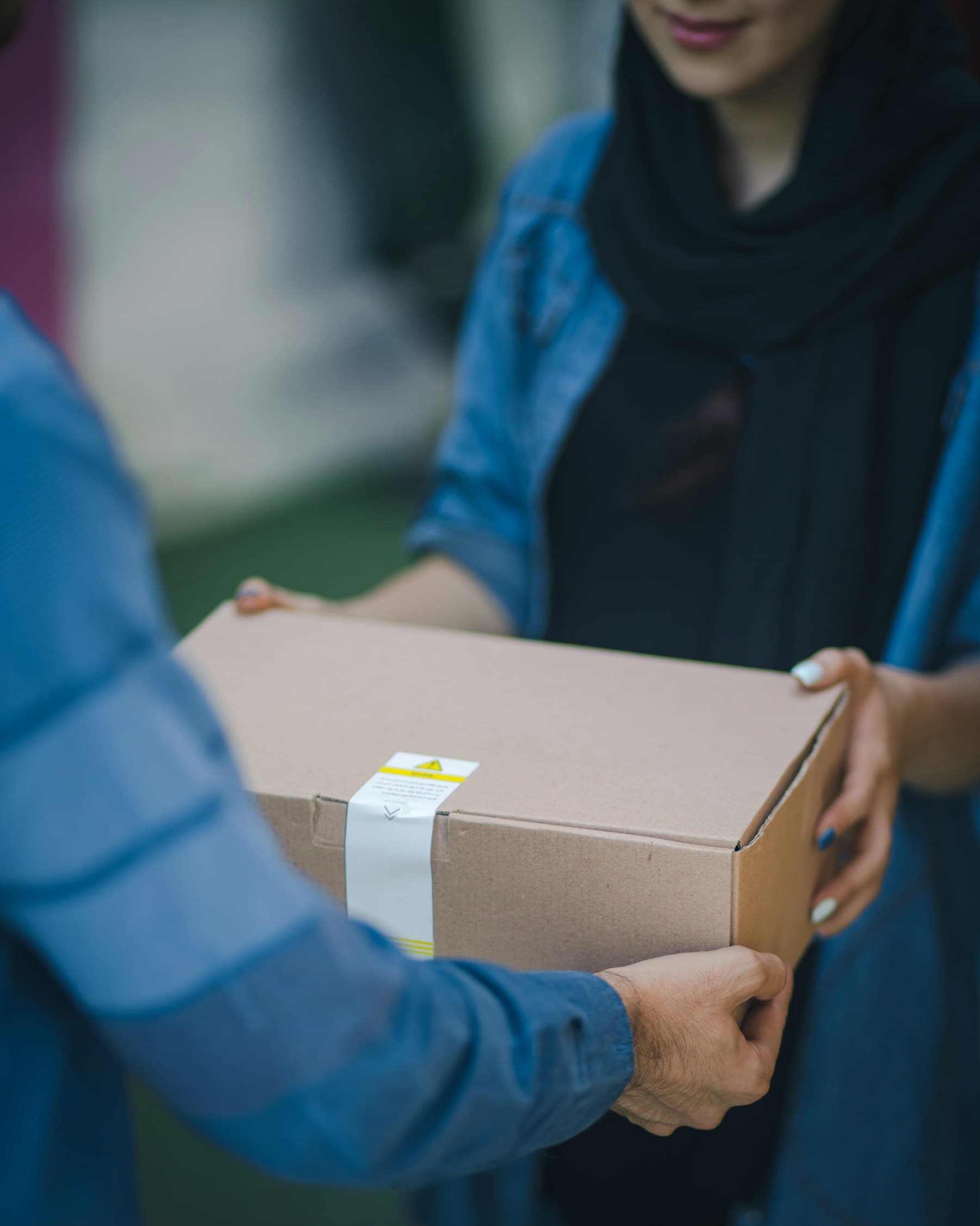 Customer package handoff during ecommerce fulfillment